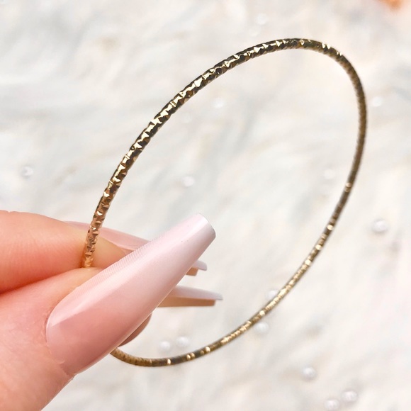 Jewelry - 💚10/$10💚Gold Thin Delicate Bangle NEW